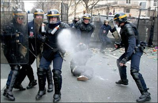Αστυνομική βία κατά διαδηλωτή το 2006