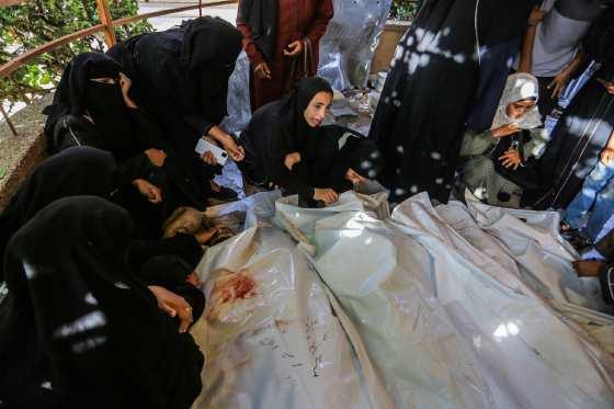 - Παλαιστίνιοι θρηνούν τους αγαπημένους τους που σκοτώθηκαν σε ισραηλινή αεροπορική επιδρομή έξω από το νοσοκομείο Νάσερ στο Χαν Γιούνις, στη νότια Λωρίδα της Γάζας, στις 19 Αυγούστου 2025. (Abed Rahim Khatib/Flash90) -