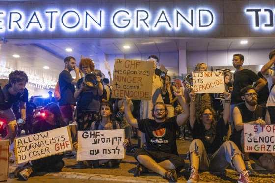 - Διαδηλωτές στο Τελ Αβίβ κρατούν πλακάτ που καταγγέλλουν το Ανθρωπιστικό Ίδρυμα της Γάζας (GHF) για τη συμμετοχή του στη γενοκτονία και την πείνα στη Γάζα, 13 Αυγούστου 2025. (Oren Ziv/Activestills) -